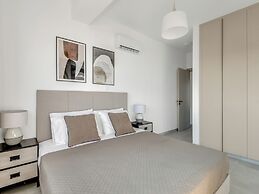 Sanders Elgio - Precious 3-bdr Apt With Balcony