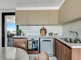 Sanders Elgio - Precious 3-bdr Apt With Balcony