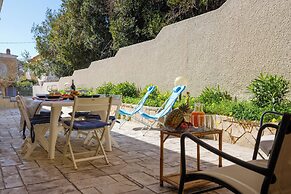 Villa With Climate, Wi-fi and Private Parking