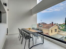 Sanders Elgio - Cute 2-bdr Apt With Balcony