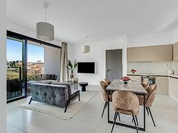 Sanders Elgio - Generous 2-bdr Apt w Balcony