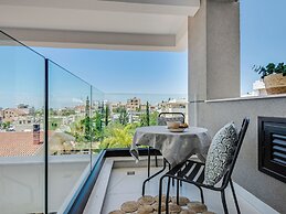 Sanders Elgio - Generous 2-bdr Apt w Balcony