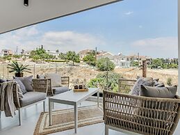 Sanders Elgio - Generous 2-bdr Apt w Balcony