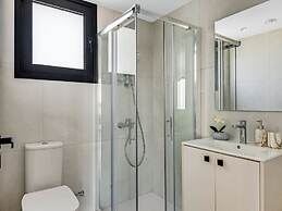 Sanders Elgio - Generous 2-bdr Apt w Balcony