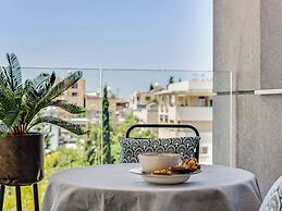 Sanders Elgio - Generous 2-bdr Apt w Balcony