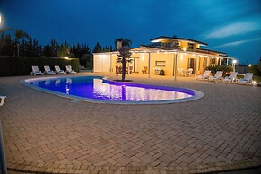 Villa With Large Swimming Pool Salento