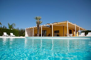 Villa With Large Swimming Pool Salento