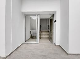 Sanders Crystal - Adorable Studio w Terrace