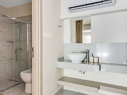 Sanders Crystal - Adorable Studio w Terrace