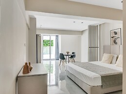 Sanders Crystal - Adorable Studio w Terrace