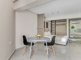 Sanders Crystal - Adorable Studio w Terrace