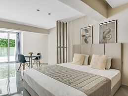 Sanders Crystal - Adorable Studio w Terrace
