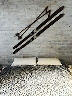 1 Bedroom Lawlers 24