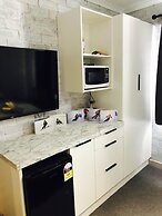 1 Bedroom Lawlers 24