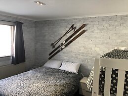 1 Bedroom Lawlers 24