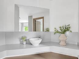 Sanders Crystal - Petite 2-bdr Apt w Terrace