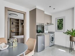 Sanders Crystal - Petite 2-bdr Apt w Terrace