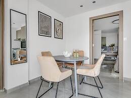 Sanders Crystal - Petite 2-bdr Apt w Terrace