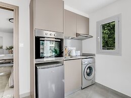 Sanders Crystal - Petite 2-bdr Apt w Terrace