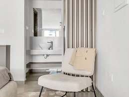 Sanders Crystal - Petite 2-bdr Apt w Terrace