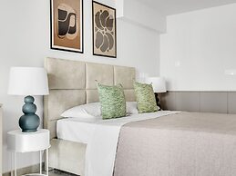 Sanders Crystal - Petite 2-bdr Apt w Terrace