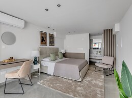 Sanders Crystal - Petite 2-bdr Apt w Terrace