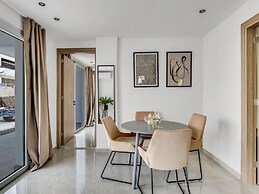 Sanders Crystal - Petite 2-bdr Apt w Terrace