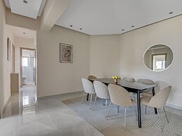 Sanders Crystal - Dreamy 3-bdr Apt w Balconies