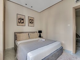 Sanders Crystal - Dreamy 3-bdr Apt w Balconies