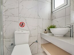Sanders Crystal - Dreamy 3-bdr Apt w Balconies