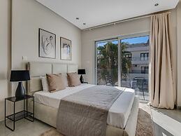 Sanders Crystal - Dreamy 3-bdr Apt w Balconies