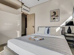 Sanders Crystal - Dreamy 3-bdr Apt w Balconies