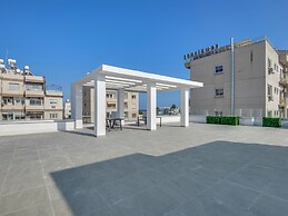 Sanders Crystal - Dreamy 3-bdr Apt w Balconies