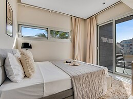 Sanders Crystal - Dreamy 3-bdr Apt w Balconies