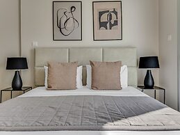 Sanders Crystal - Dreamy 3-bdr Apt w Balconies