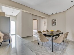 Sanders Crystal - Dreamy 3-bdr Apt w Balconies
