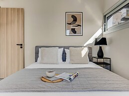 Sanders Crystal - Dreamy 3-bdr Apt w Balconies