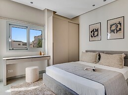 Sanders Crystal - Dreamy 3-bdr Apt w Balconies