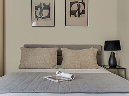 Sanders Crystal - Dreamy 3-bdr Apt w Balconies