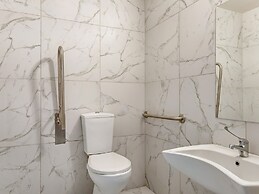 Sanders Crystal - Dreamy 3-bdr Apt w Balconies