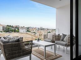 Sanders Elgio - Neat 3-bdr Apt With Rooftop