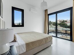 Sanders Elgio - Neat 3-bdr Apt With Rooftop