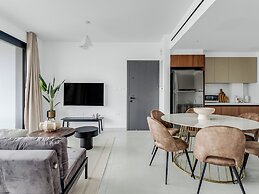 Sanders Elgio - Neat 3-bdr Apt With Rooftop