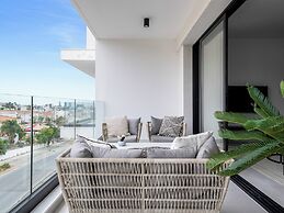 Sanders Elgio - Neat 3-bdr Apt With Rooftop