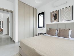 Sanders Elgio - Neat 3-bdr Apt With Rooftop