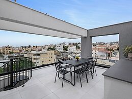 Sanders Elgio - Neat 3-bdr Apt With Rooftop