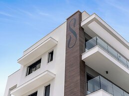 Sanders Elgio - Neat 3-bdr Apt With Rooftop
