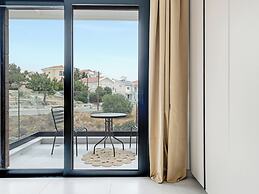 Sanders Elgio - Neat 3-bdr Apt With Rooftop