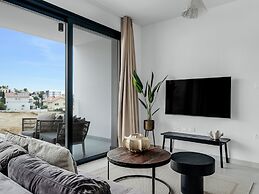 Sanders Elgio - Neat 3-bdr Apt With Rooftop