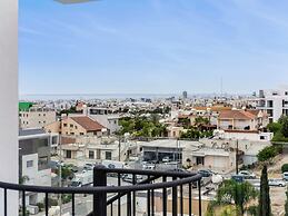 Sanders Elgio - Neat 3-bdr Apt With Rooftop